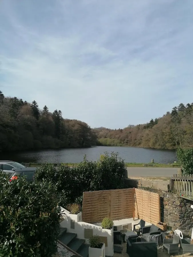Moulin de brezal et étang à 20 minute de la mer Plounéventer Appartement