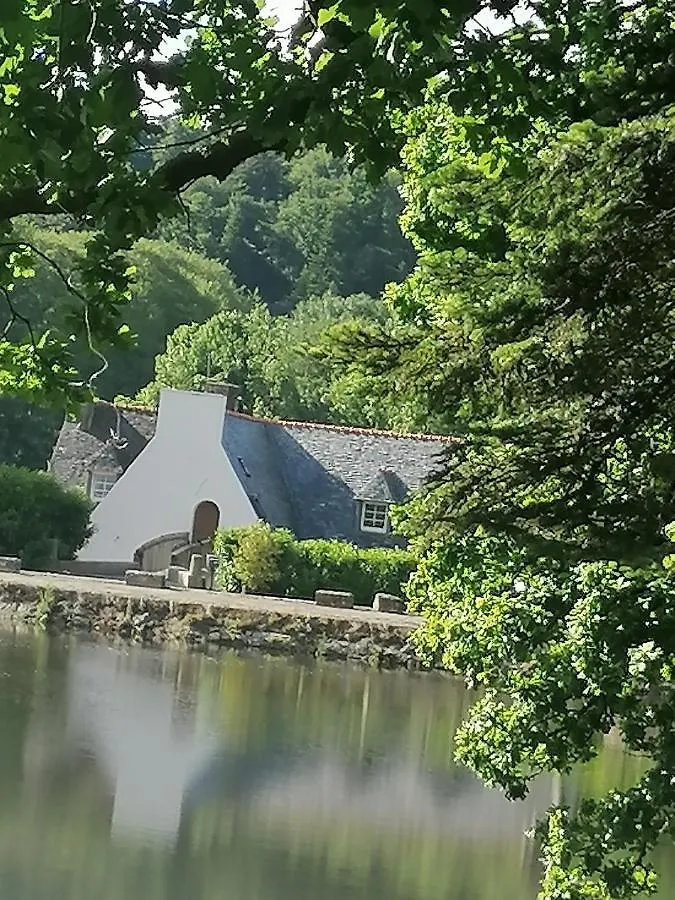 Moulin de brezal et étang à 20 minute de la mer Plounéventer France
